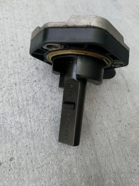 Датчик рівня масла Volkswagen Transporter 1J0907660B 1J0907660C фото