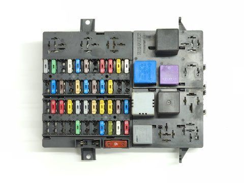 Блок запобіжників Renault Master 7703297587 24352-00QAA 2555260881 фото