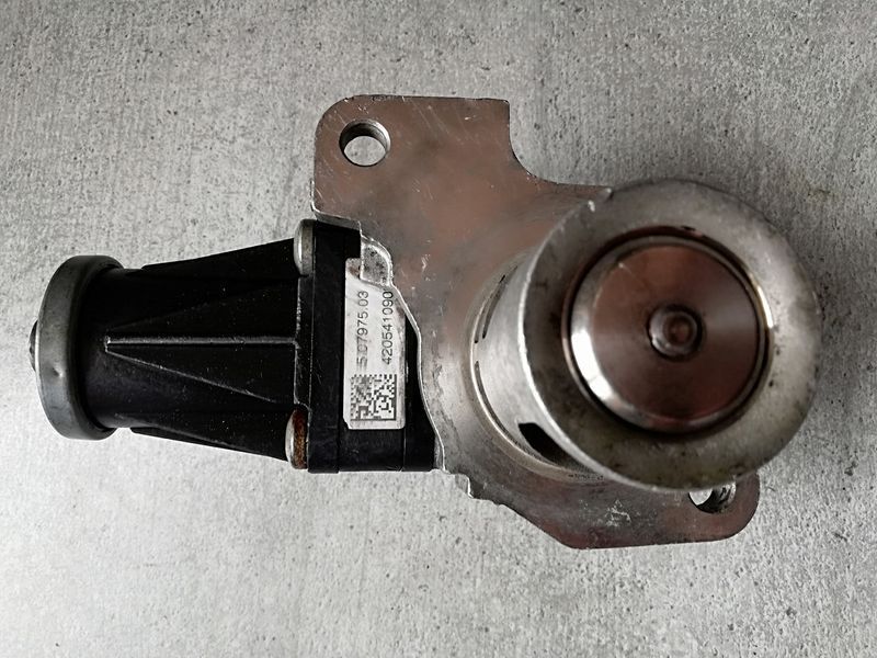 Клапан EGR Renault Kangoo 8200129863 8200129863 фото